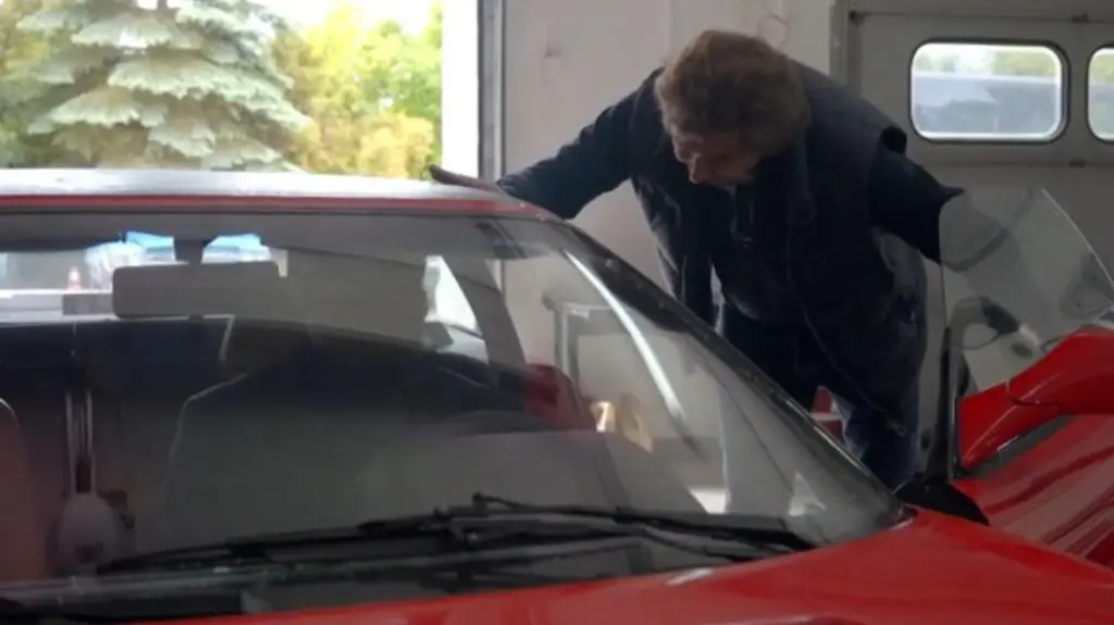 Czy klient zdecyduje się na zakup kultowego Ferrari?