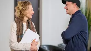 Kadr z odcinka 3601 serialu Na Wspólnej TVN. Doktor Hoffer (Kazimierz Mazur) i terapeutka (Magdalena Popławska)