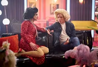 Michał Mikołajczak jako Britney Spears w "Drag Me Out". Tego występu nie można przegapić!