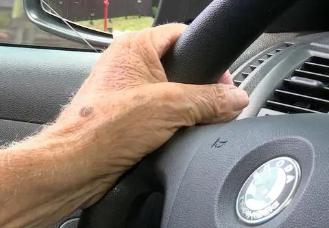 Senior za kierownicą. Czy wiek powinien decydować o oddaniu prawa jazdy?