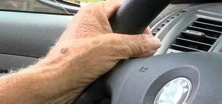 Senior za kierownicą. Czy wiek powinien decydować o oddaniu prawa jazdy?