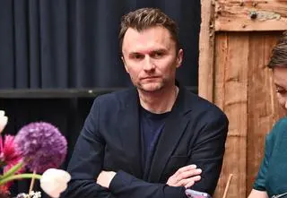 Piotr Jacoń o ojcostwie i tranzycji córki. "Baliśmy się przyszłości"