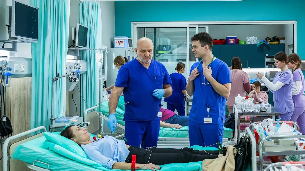 "Szpital św. Anny", odc. 104. Na SOR-ze pojawił się nowy stażysta, Kaja zastała sąsiadkę w mieszkaniu Wojtka... [STRESZCZENIE]