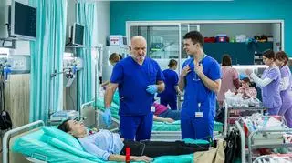 "Szpital św. Anny", odc. 104. Na SOR-ze pojawił się nowy stażysta, Kaja zastała sąsiadkę w mieszkaniu Wojtka... [STRESZCZENIE]