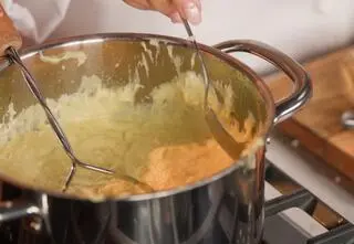 Purée z ziemniaków z koperkiem i chrzanem wg przepisu Magdy Gessler. Musisz spróbować! 