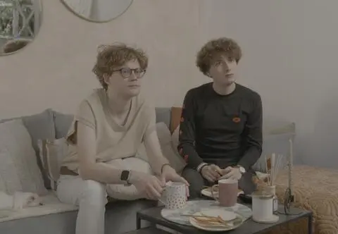 Nowy duet w "Gogglebox. Przed telewizorem". Czy Sebastian i Adam zarażą widzów poczuciem humoru?