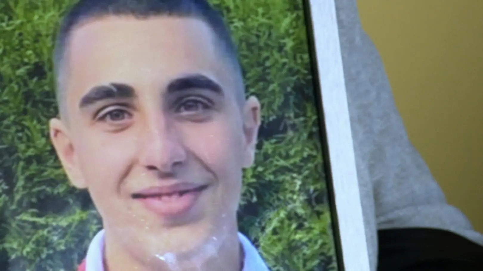 Lekarz nie odbierał telefonu, policjant nie miał kluczyka do kajdanek, a Olek... umierał