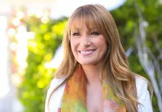 Jane Seymour wciąż zachwyca młodzieńczą energią. Była przy wnuczce tuż po porodzie. Jest nagranie ze szpitala!