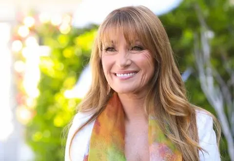 Jane Seymour wciąż zachwyca młodzieńczą energią. Była przy wnuczce tuż po porodzie. Jest nagranie ze szpitala!