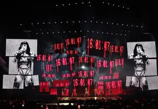 Fan Katy Perry wtargnął na scenę podczas koncertu gwiazdy. Interweniowała ochrona 