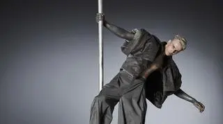 "Top Model". Sesja na kuli z Julią Wieniawą