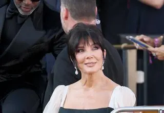Odmieniona Kris Jenner olśniewa na paryskim tygodniu mody. Aż trudno ją rozpoznać