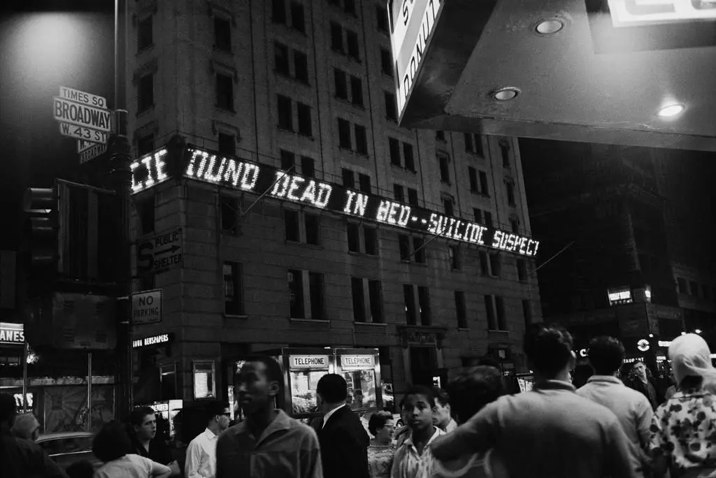 Wiadomość o śmierci Marilyn Monroe na budynku New York Times, sierpień 1962 roku