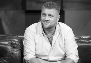 "Trzeba pięknie żyć. Tak jak Tomek". Wzruszające wpisy znanych przyjaciół po śmierci Tomasza Jakubiaka