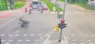 Motocyklista stracił panowanie nad maszyną przy ruszaniu spod świateł. Policja zatrzymała mu prawo jazdy