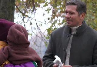 "Na Wspólnej" w odc. 3957. Alan uwiedzie opiekunkę synka i zniszczy życie Olce?