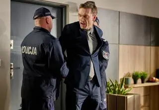 "Na Wspólnej" w odcinkach 3852 - 3855: Ojciec zatrzymany za niewinność, akt nauczycielki i seks z przełożonym!