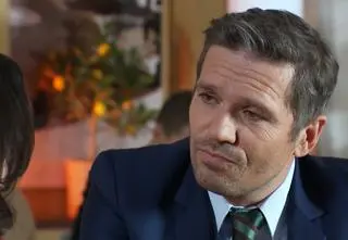 "Na Wspólnej" odc. 3978. Psychopata Alan manipuluje naiwną Wiolą. Przekupi ją biżuterią? 