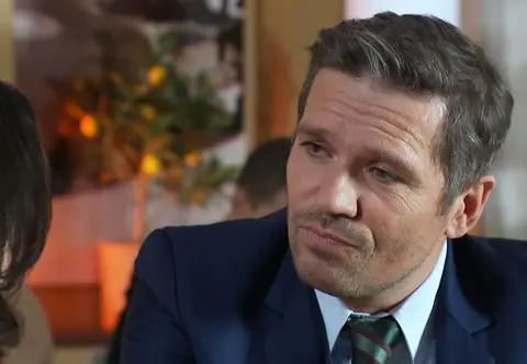 "Na Wspólnej" odc. 3978. Psychopata Alan manipuluje naiwną Wiolą. Przekupi ją biżuterią? 