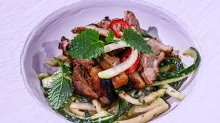 Sałatka tajska z ogórka i kalarepy z kaczym udem confit, sosem z orzeszków ziemnych i miętą