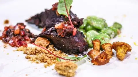 Ryszard Barszczewski/Juliac Cichocka: Kaszanka z bobem i chutney z czerwonej cebuli i wędzonej śliwki