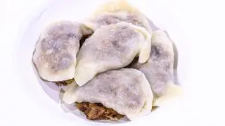 Pierogi z karmelizowaną cebulą, grzybami leśnymi, suszonymi owocami i kapustą