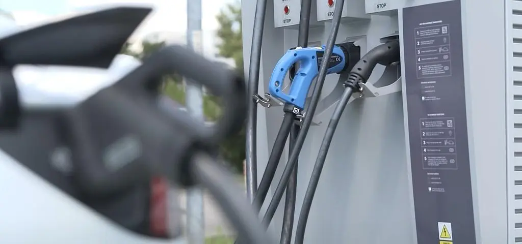 Sprzedaż elektryków w Polsce spada. Bez dopłat rynek traci tempo