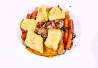 Leon Matyaszek: Kopytka dyniowe z puree z dyni, kurkami w sosie i marchewką karmelizowaną