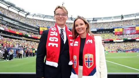 Przyszła królowa Norwegii w ramionach kapitana reprezentacji piłki nożnej. Wideo zyskało rozgłos w sieci!