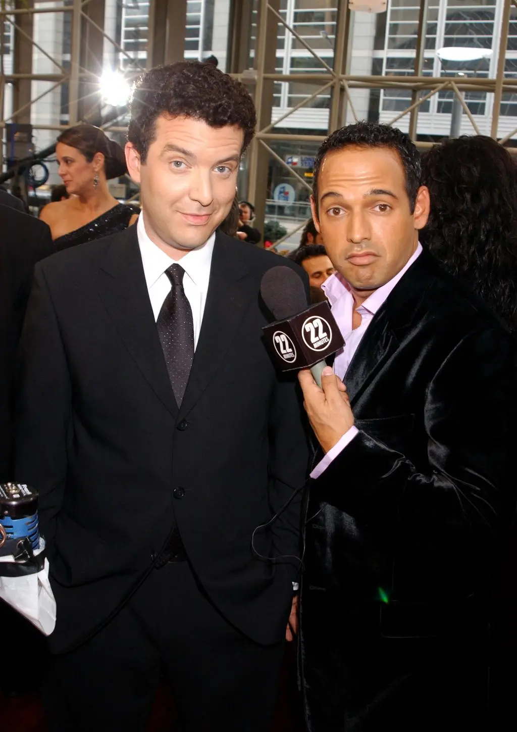 Shaun Majumder (p), który gra ojca Rudra, w 2003 roku