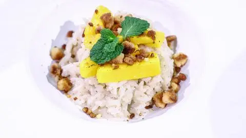 Bułeczki bao z krewetką w panko, smażonymi warzywami, salsą mango i majonezem kimchi