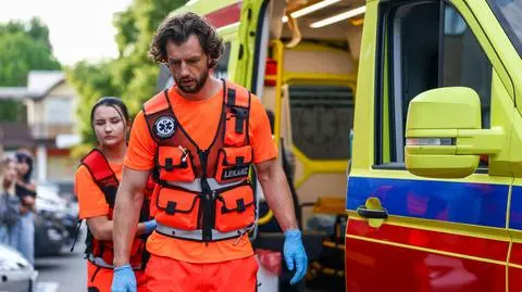 "Szpital św. Anny", odc. 62. Ratownicy wezwani do rannego Tomka! Czy Jaworski przeżyje? [PRZED EMISJĄ W TV]
