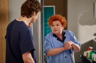 "Na Wspólnej". Salowa Józefa odkryje romans Dexa i Górskiej!