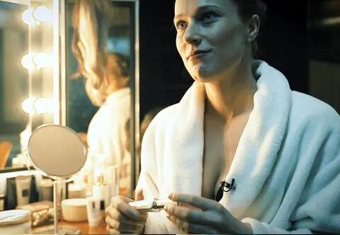 Filmowe gadżety i szpiegowskie triki – Lena Góra o kulisach pracy na planie