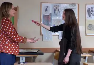 Dramat w "Na Wspólnej". Uczennica rzuca się na Kasię z nożem! Zobacz PRZED EMISJĄ w TV! 