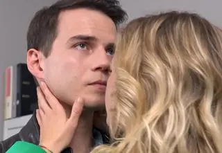 "Na Wspólnej" PRZED EMISJĄ odcinka 3889 w TV: Rozłam w rodzinie Bergów?! Walczą o kobietę!