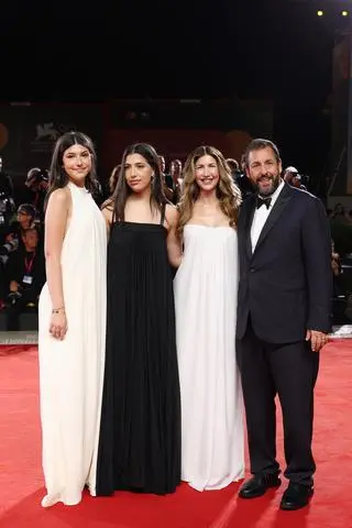  Adam Sandler z żoną Jackie oraz córkami, Sunny i Sadie