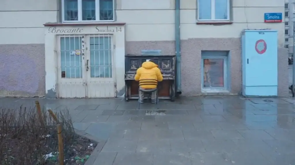 Rozwijane pianino, które posiada wiele funkcji.
