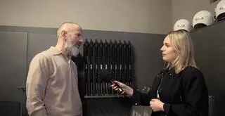 "Odwilż". Bogumił Lipski w magazynie broni na planie serialu