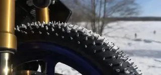 Jazda motocyklem zimą? Najlepiej „na kolcu”
