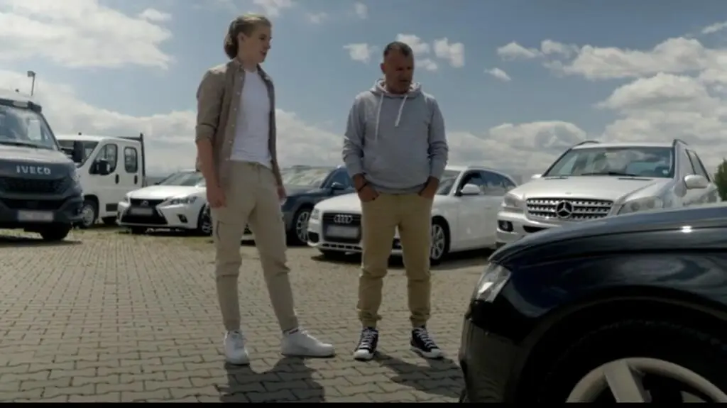 Jacek umówi się z synem jego kumpla, który przyjedzie obejrzeć Audi A4 z 2009 roku