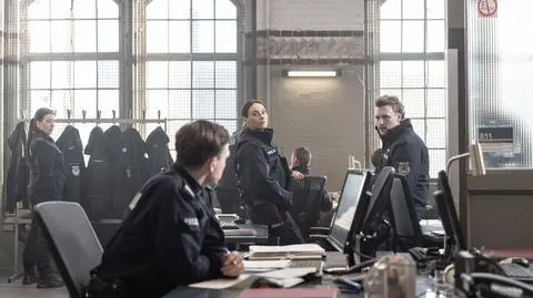 "Odwilż 3". Zwieja zdobywa telefon z dowodami na skorumpowanych funkcjonariuszy [PRZED PREMIERĄ W HBO Max]