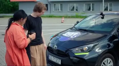 Leon wskazuje światła w samochodzie.