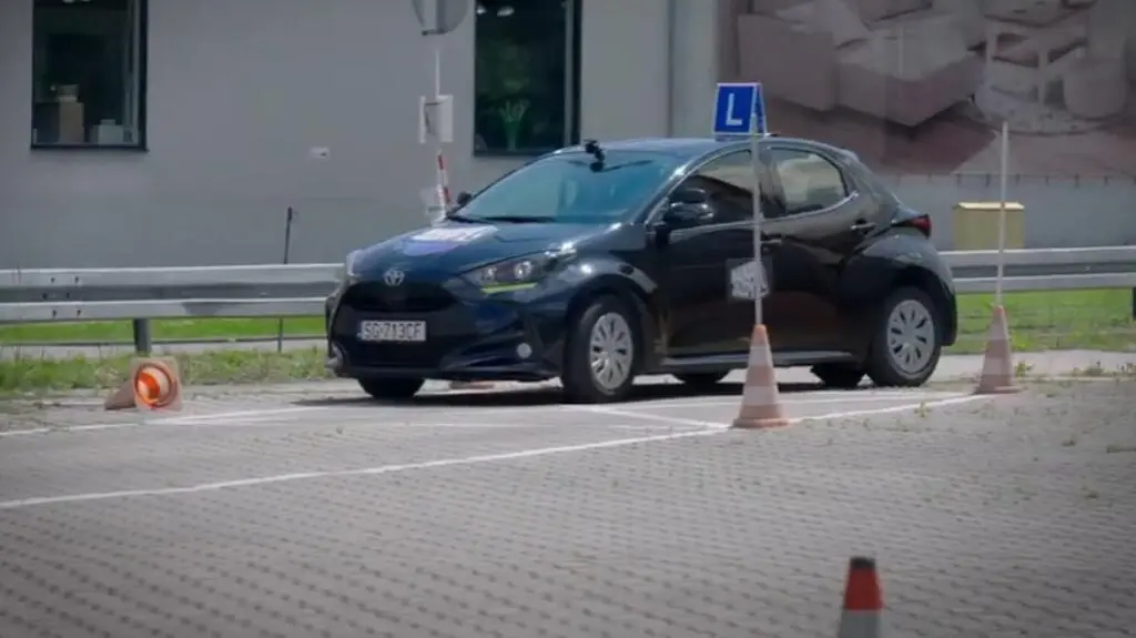 Leon stanie  przed trudnym dla niego zadaniem – wybierze się na plac manewrowy, aby wykonać płynny ruch do przodu i do tyłu. 