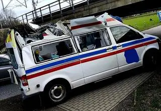 Zignorował ograniczenie wysokości i uderzył przed wiaduktem