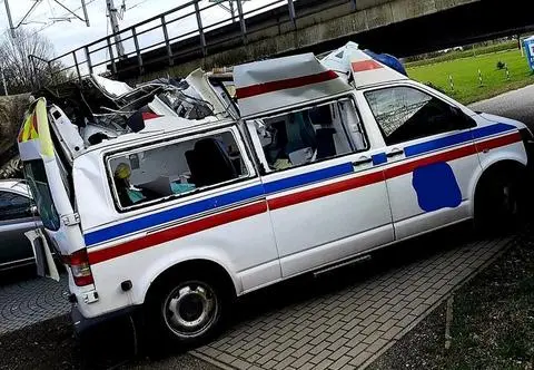 Zignorował ograniczenie wysokości i uderzył przed wiaduktem