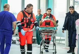 "Szpital św. Anny". Pacjent na SOR-ze zaatakuje policjanta! Tomek będzie próbował interweniować [PRZED EMISJĄ W TV]