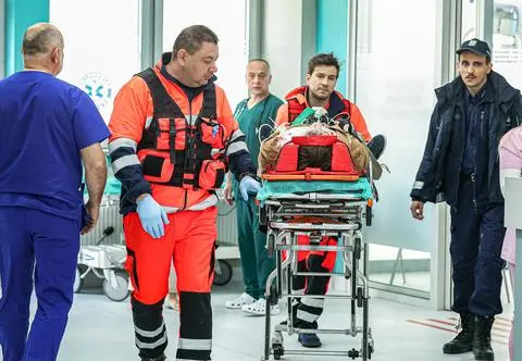 "Szpital św. Anny". Pacjent na SOR-ze zaatakuje policjanta! Tomek będzie próbował interweniować [PRZED EMISJĄ W TV]