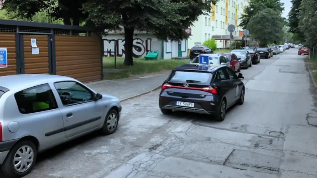Kielce. Parkowanie równoległe Norberta