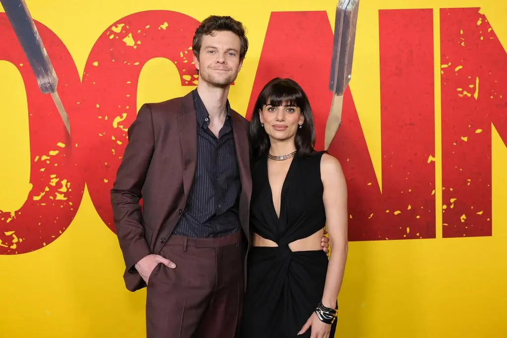 Jack Quaid i Claudia Doumit